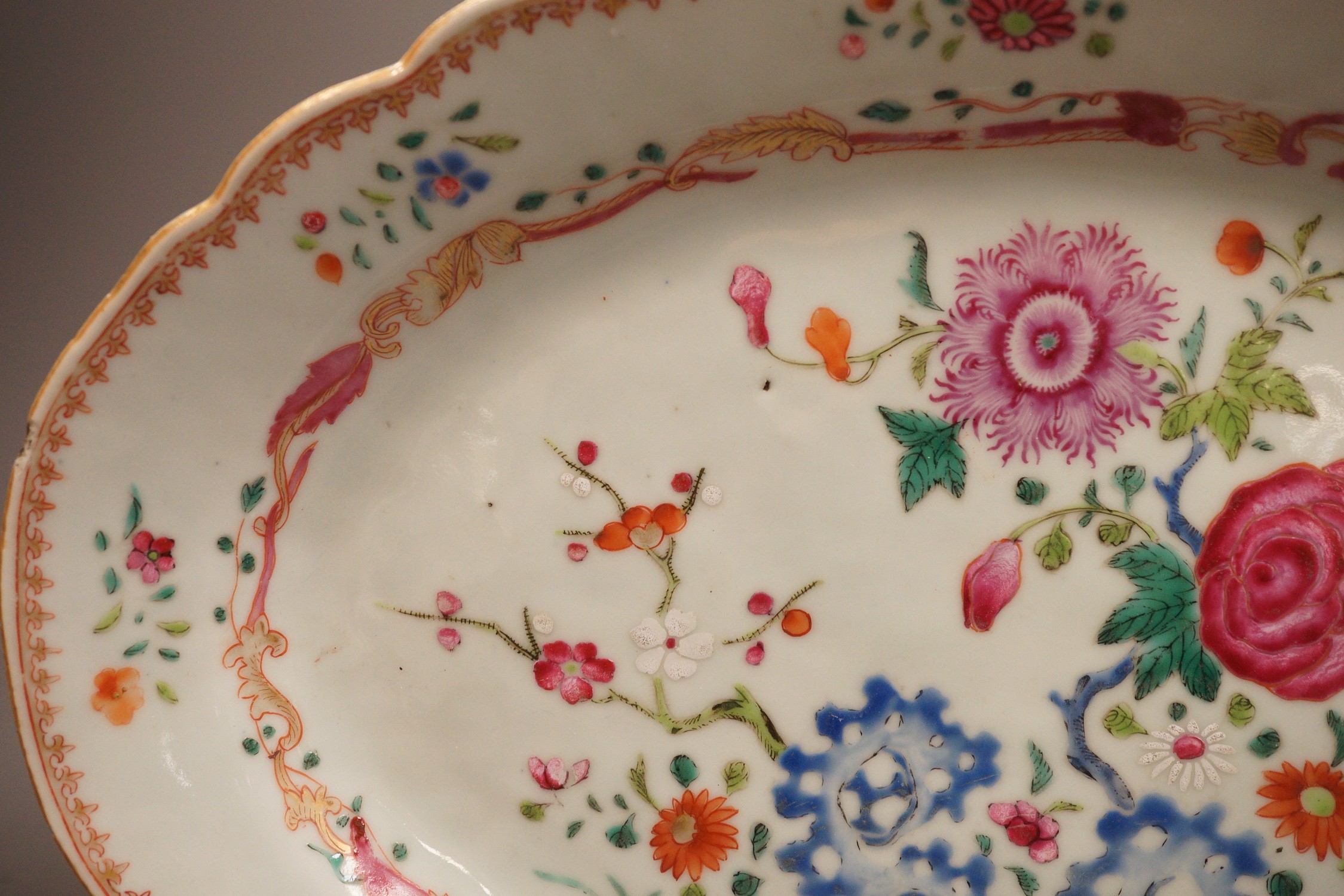 A Chinese export famille rose dish, Qianlong period, 31cm